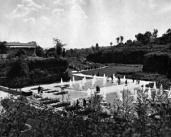 图2 1939年建于枯竭的砂岩采石矿之上的帝国花园展，望向“玫瑰之谷”(来源：Erich Schlenker. Das Erlebniseiner Landschaft. Ein Bildbericht von der Reichsgartenschau Stuttgart，1939年)