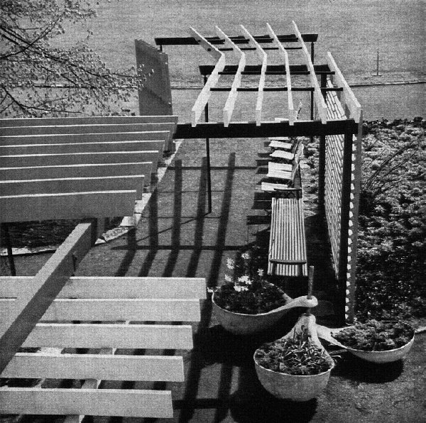 图5 1955年在卡塞尔举办的联邦园林展：马特恩设计的由石棉水泥制作的不规则棚架，匙形的植物容器(来源：Baukunstund Werkform，1955年) 