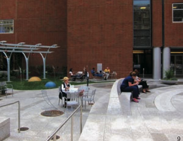 图9 两面可坐的圆弧形座椅，用花岗岩手工雕刻而成，一面朝向上层平台，另一 面舒适地面向小王子儿童花园，并对其形成围合(OLIN提供)