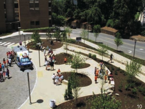 图10 弗吉尼亚大学公共卫生中心的儿童康复花园(2014年开放) 