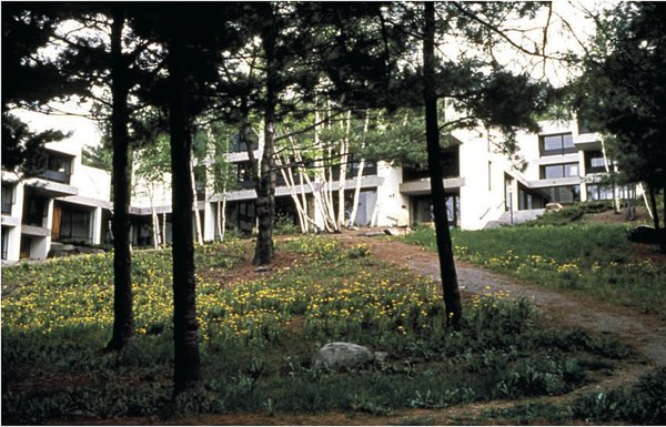 图5 鲍登学院宿舍的精心选址保留了基址上的桦树和松树